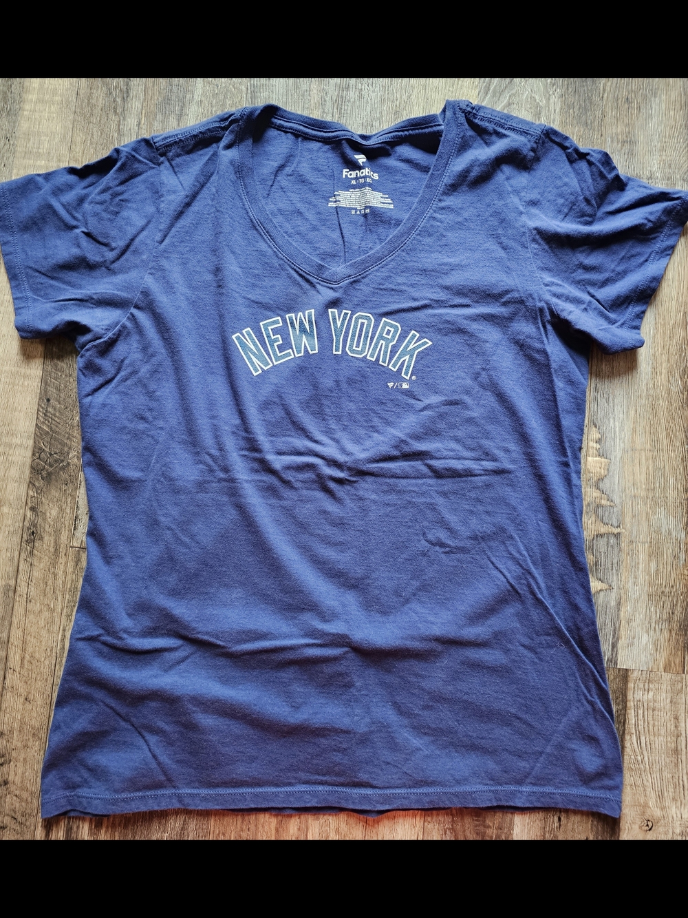 Fanatics Women's Navy Blue V-Neck 'New York' Tee